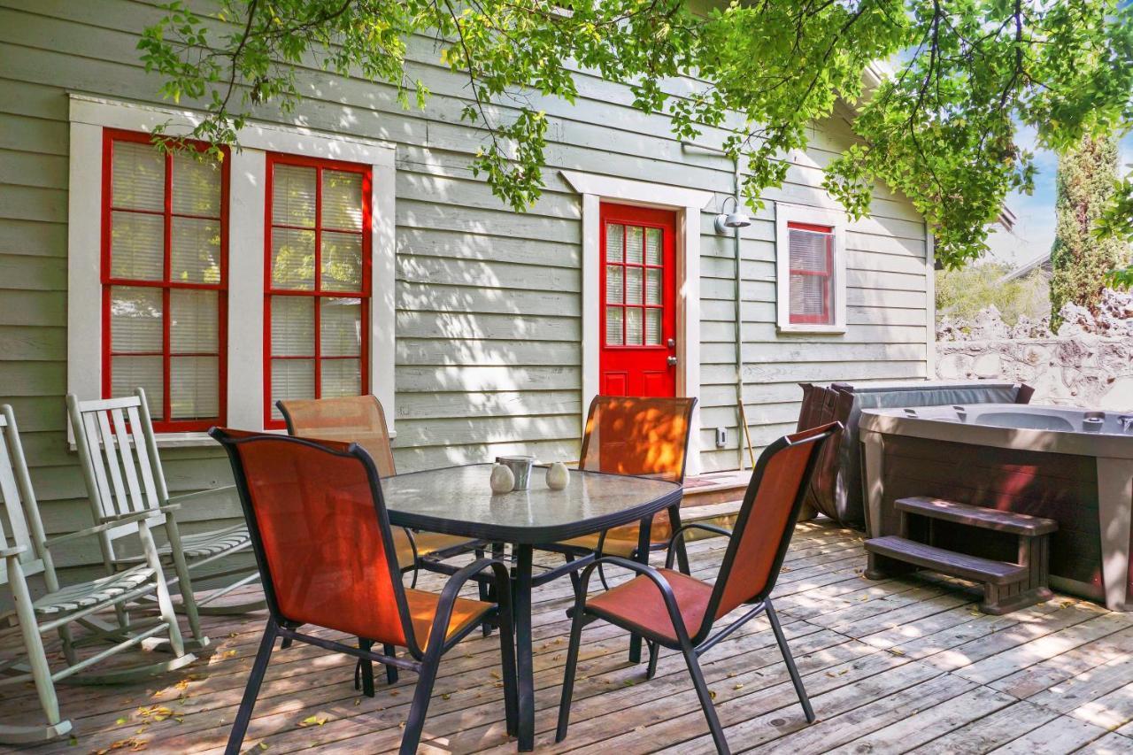 Bungalows On The Square- Unit 1 Wimberley Extérieur photo