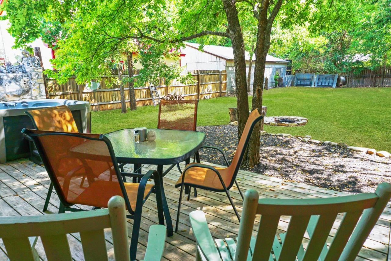 Bungalows On The Square- Unit 1 Wimberley Extérieur photo