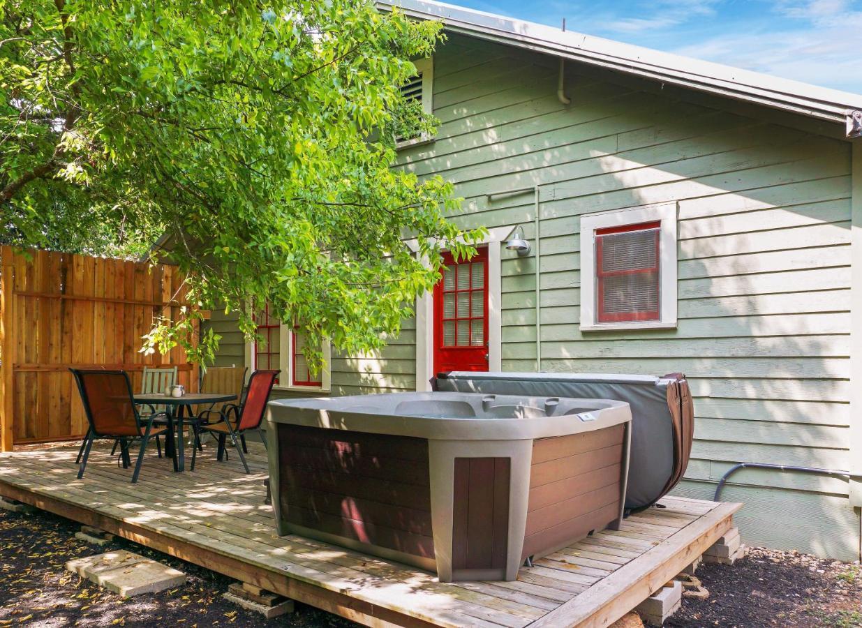 Bungalows On The Square- Unit 1 Wimberley Extérieur photo